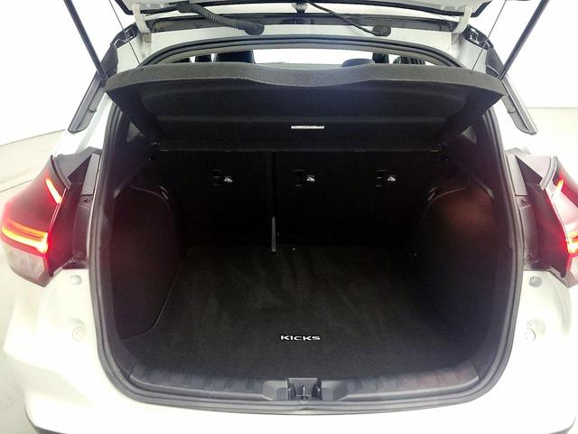 Photo of 2022 White Nissan Kicks