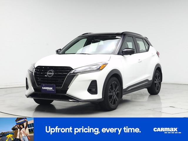 Photo of 2022 White Nissan Kicks