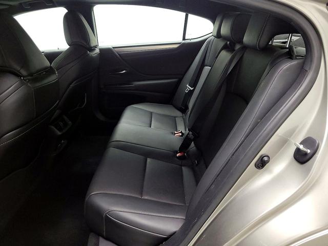 Photo of 2021 Silver Lexus ES 350