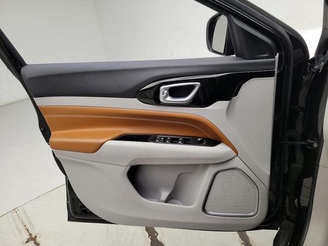 Photo of 2022 Black Jeep Compass