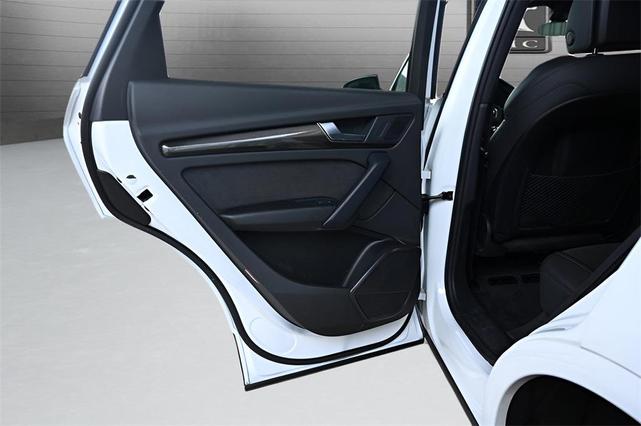 Photo of 2022 Glacier White Metallic Audi SQ5