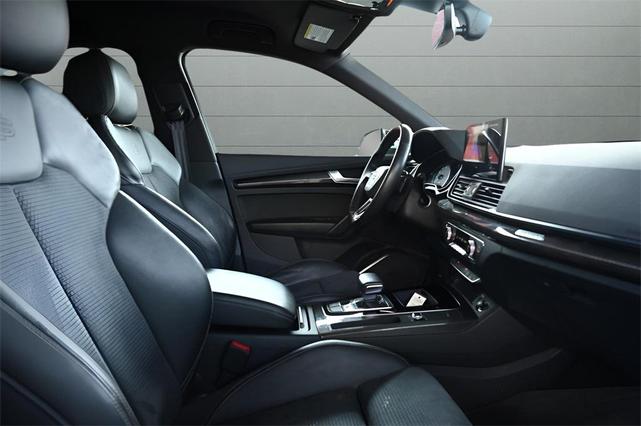 Photo of 2022 Glacier White Metallic Audi SQ5