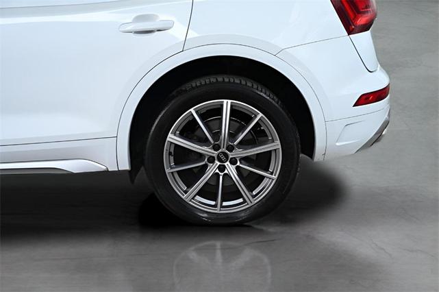 Photo of 2022 Glacier White Metallic Audi SQ5