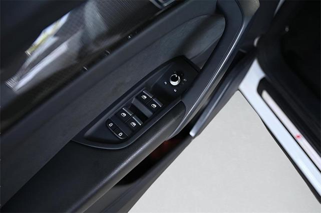 Photo of 2022 Glacier White Metallic Audi SQ5