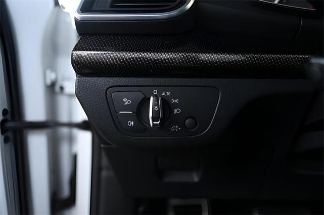 Photo of 2022 Glacier White Metallic Audi SQ5