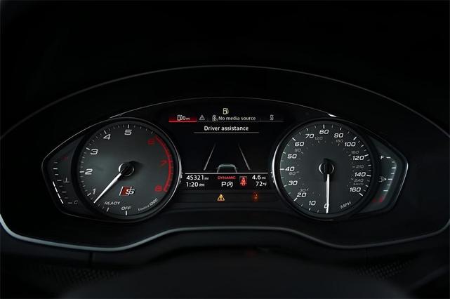 Photo of 2022 Glacier White Metallic Audi SQ5