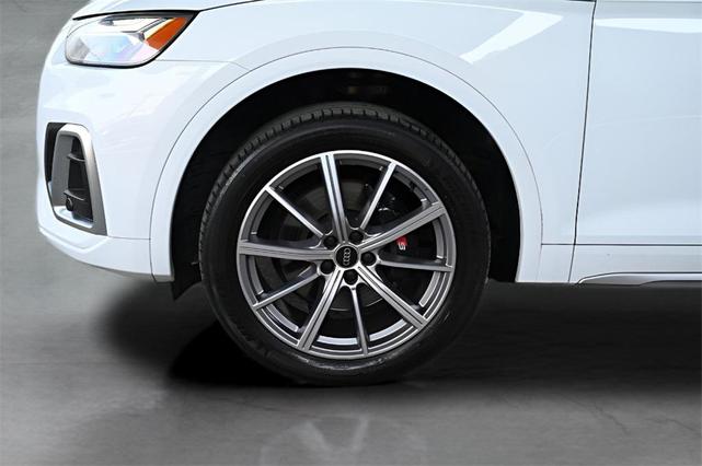 Photo of 2022 Glacier White Metallic Audi SQ5