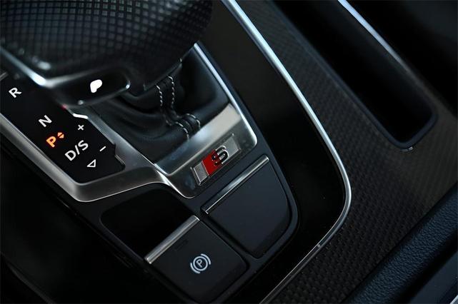 Photo of 2022 Glacier White Metallic Audi SQ5