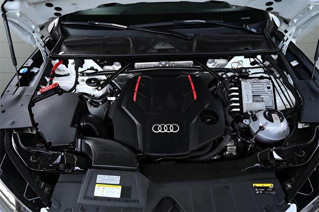Photo of 2022 Glacier White Metallic Audi SQ5