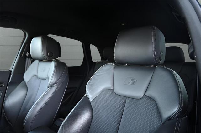 Photo of 2022 Glacier White Metallic Audi SQ5