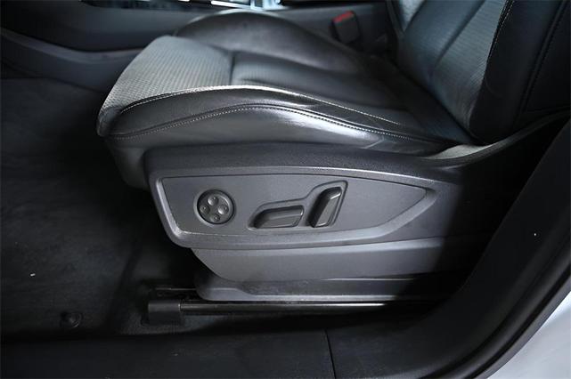 Photo of 2022 Glacier White Metallic Audi SQ5