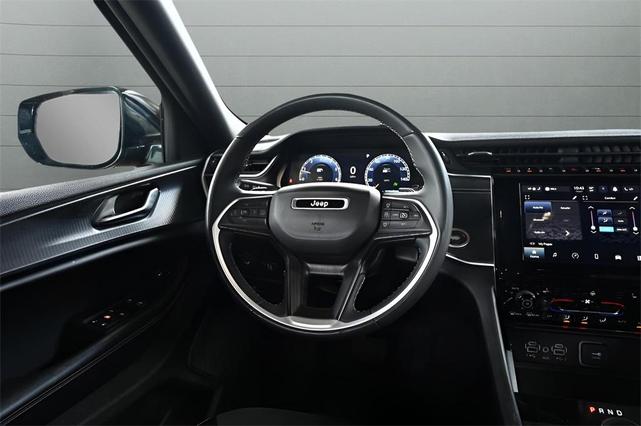 Photo of 2023 Velvet Red Pearlcoat Jeep Grand Cherokee L