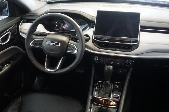 Photo of 2024 Diamond Black Crystal Pearlcoat Jeep Compass