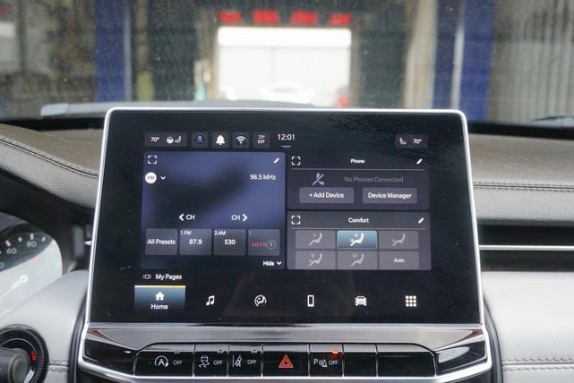 Photo of 2024 Diamond Black Crystal Pearlcoat Jeep Compass