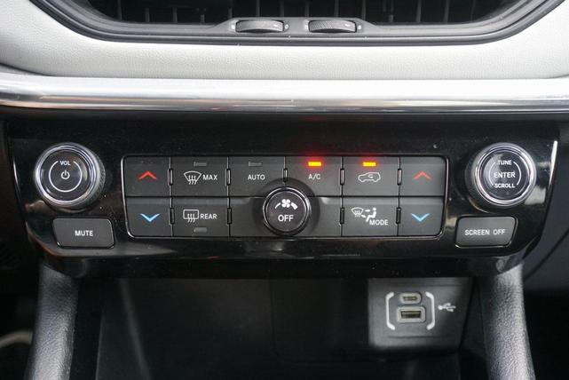 Photo of 2024 Diamond Black Crystal Pearlcoat Jeep Compass
