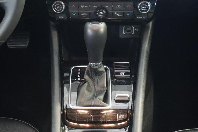 Photo of 2024 Diamond Black Crystal Pearlcoat Jeep Compass