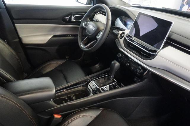 Photo of 2024 Diamond Black Crystal Pearlcoat Jeep Compass