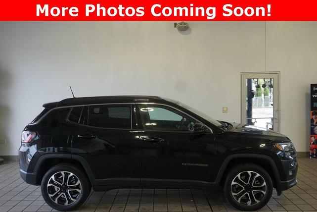 Photo of 2024 Diamond Black Crystal Pearlcoat Jeep Compass
