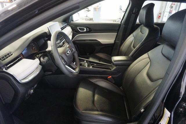 Photo of 2024 Diamond Black Crystal Pearlcoat Jeep Compass