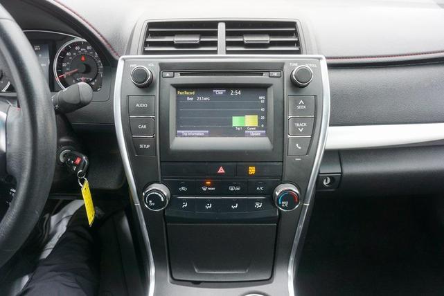 Photo of 2017 Super White Toyota Camry