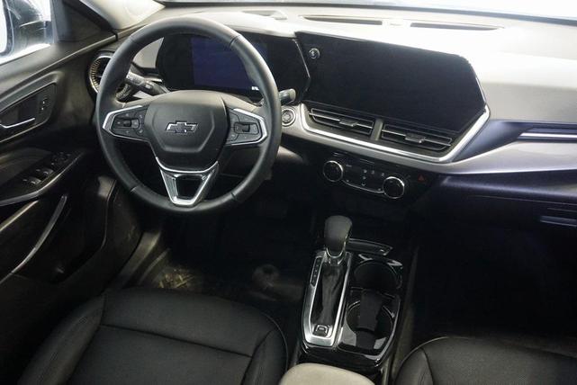 Photo of 2025 Summit White Chevrolet Trax