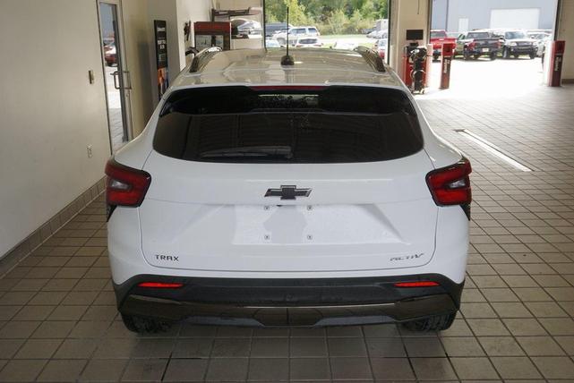 Photo of 2025 Summit White Chevrolet Trax