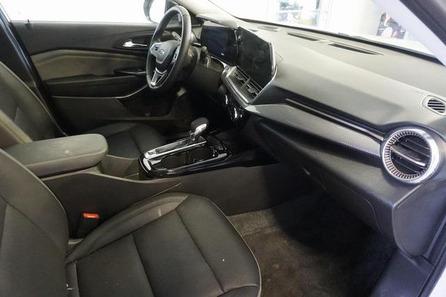Photo of 2025 Summit White Chevrolet Trax