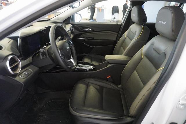 Photo of 2025 Summit White Chevrolet Trax