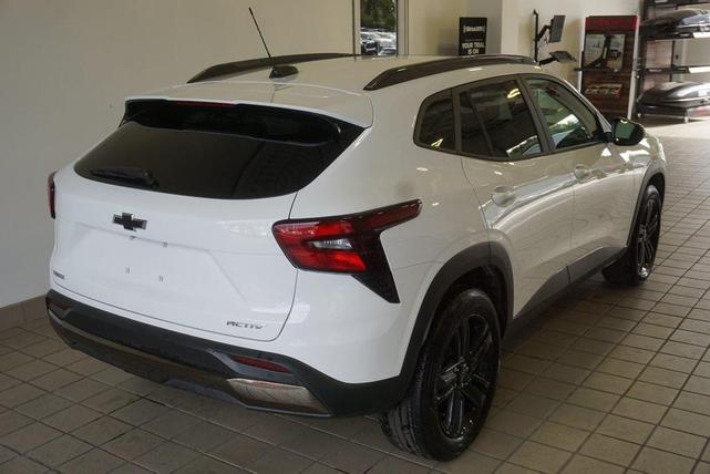 Photo of 2025 Summit White Chevrolet Trax