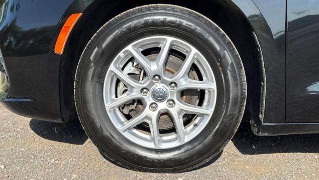 Photo of 2023 Brilliant Black Crystal Pearlcoat Chrysler Pacifica