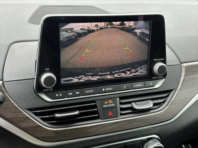Photo of 2023 Super Black Clearcoat Nissan Altima
