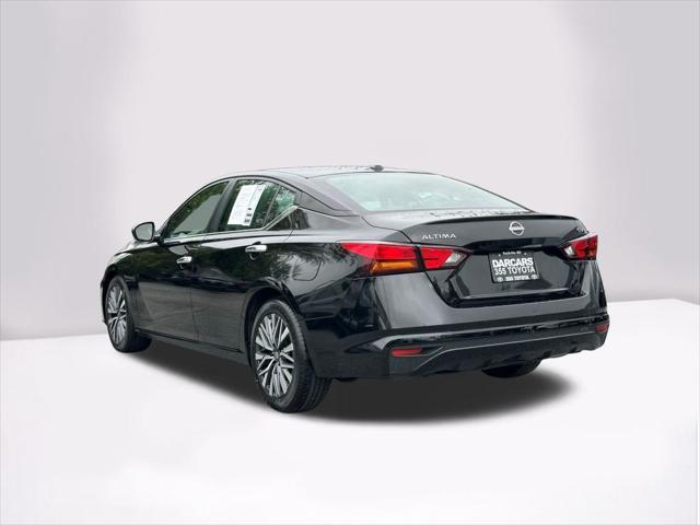 Photo of 2023 Super Black Clearcoat Nissan Altima