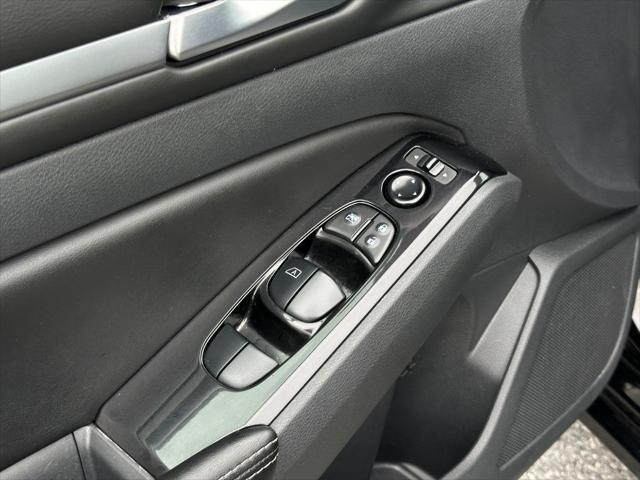 Photo of 2023 Super Black Clearcoat Nissan Altima