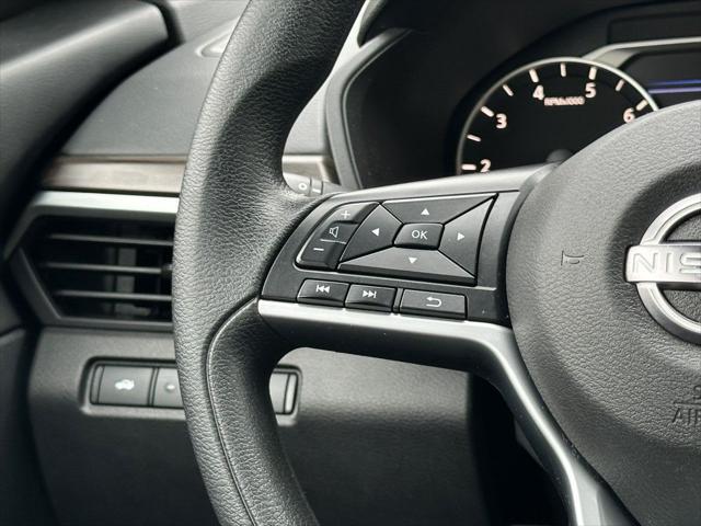 Photo of 2023 Super Black Clearcoat Nissan Altima