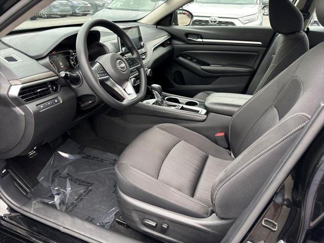 Photo of 2023 Super Black Clearcoat Nissan Altima