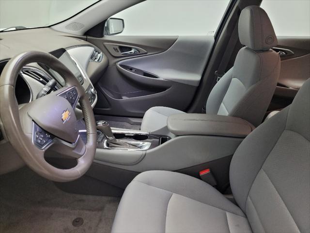 Photo of 2018 White Chevrolet Malibu