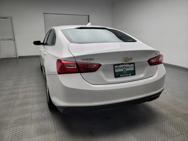 Photo of 2018 White Chevrolet Malibu