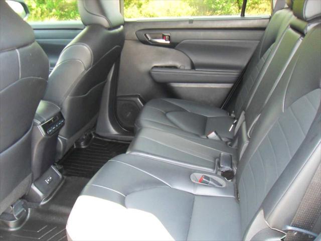 Photo of 2022 Midnight Black Toyota Highlander