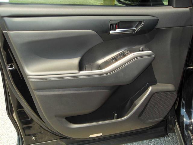 Photo of 2022 Midnight Black Toyota Highlander