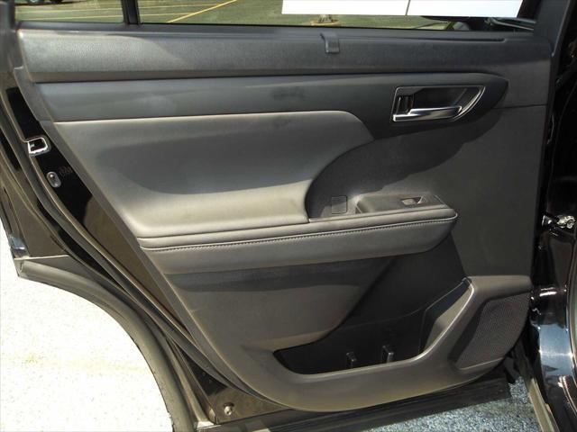 Photo of 2022 Midnight Black Toyota Highlander