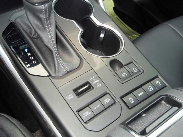 Photo of 2022 Midnight Black Toyota Highlander