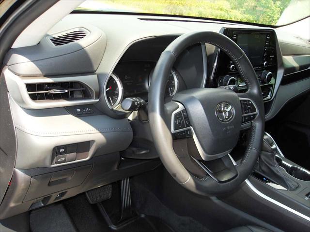 Photo of 2022 Midnight Black Toyota Highlander