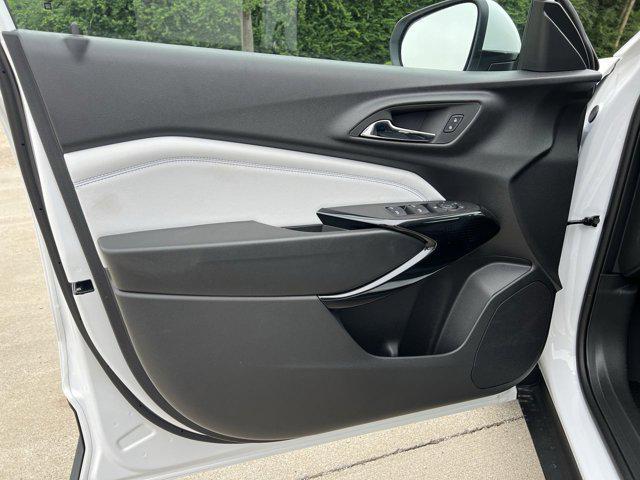 Photo of 2025 Summit White Chevrolet Trax
