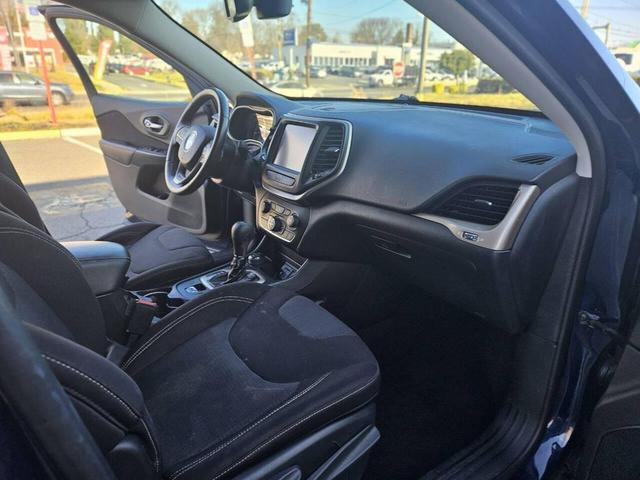 Photo of 2015 True Blue Pearlcoat Jeep Cherokee