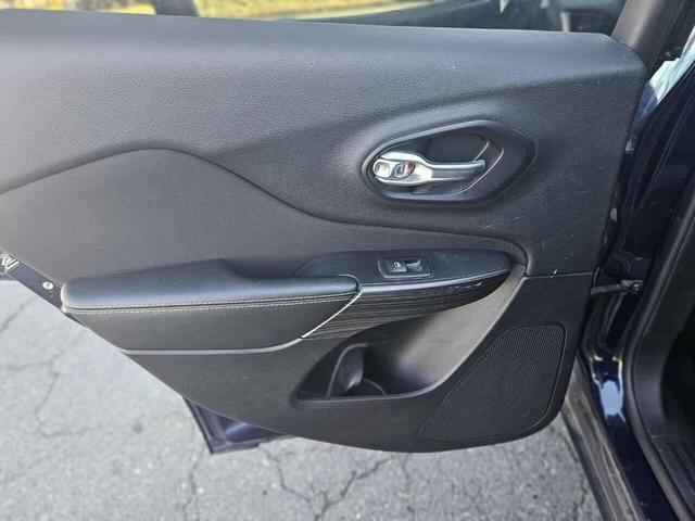 Photo of 2015 True Blue Pearlcoat Jeep Cherokee