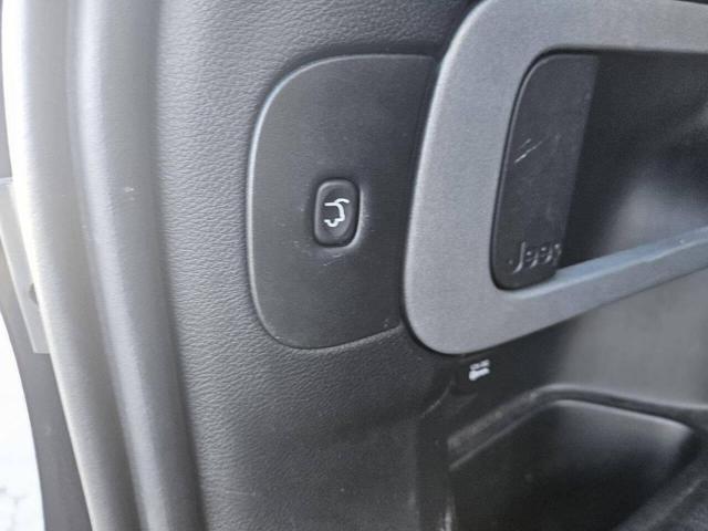 Photo of 2015 True Blue Pearlcoat Jeep Cherokee
