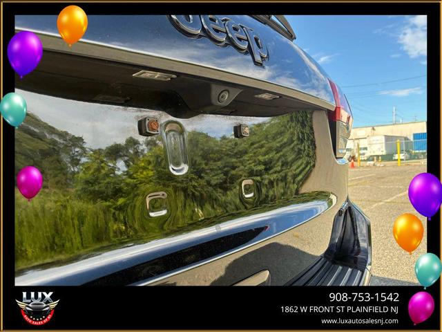 Photo of 2018 Diamond Black Crystal Pearlcoat Jeep Grand Cherokee