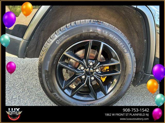 Photo of 2018 Diamond Black Crystal Pearlcoat Jeep Grand Cherokee