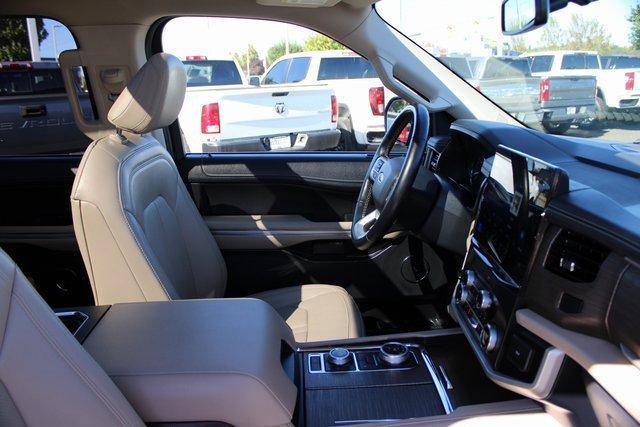 Photo of 2023 Blue Metallic Ford Expedition