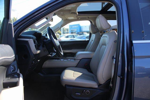 Photo of 2023 Blue Metallic Ford Expedition